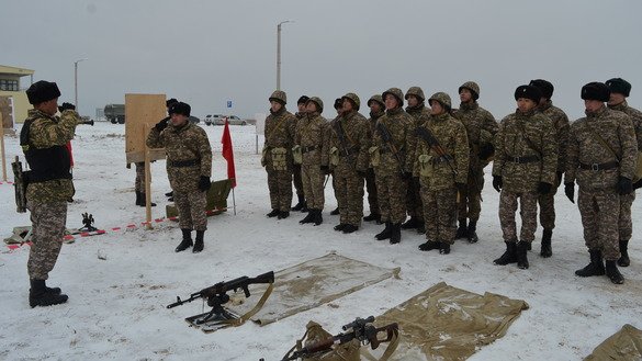 17 декабр куни Ақтўбеда аскарлар ўт очиб ҳужумга тайёрланиш бўйича машғулотларда ўз инструкторларини тингламоқдалар. (Минтақавий ҳарбий қўмондонликнинг матбуот хизмати)