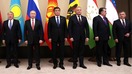 Chapdan o‘ngga: Qozog‘iston prezidenti Nursulton Nazarboyev, Rossiya prezidenti Vladimir Putin, Qirg‘iziston prezidenti Sooronbay Jeenbekov, Moldova prezidenti Igor Dodon, Tojikiston prezidenti Emomali Rahmon va O‘zbekiston prezidenti Shavkat Mirziyoyev 26-dekabr kuni Mustaqil Davlatlar Hamdo‘stligi (MDH) rahbarlarining Moskva ostonasidagi norasmiy sammiti oldidan suratga tushmoqdalar. (Kreml)