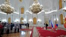Россия президенти Владимир Путин Москвадаги Кремль саройининг Авлиё Георгий залида Суриядаги ҳарбий операцияларда қатнашган аскарлар билан учрашмоқда, 2017 йил, 28 декабрь. Ўша ойнинг ўзида Россия Сурияда ИШИД устидан ғалаба қозонганини эълон қилган, бу даъво кўпчилик томонидан инкор этилганди. (Кремль)