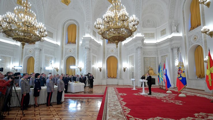 Rossiya prezidenti Vladimir Putin Moskvadagi Kreml saroyining Avliyo Georgiy zalida Suriyadagi harbiy operatsiyalarda qatnashgan askarlar bilan uchrashmoqda, 2017-yil, 28-dekabr. O‘sha oyning o‘zida Rossiya Suriyada ISHID ustidan g‘alaba qozonganini e’lon qilgan, bu da’vo ko‘pchilik tomonidan inkor etilgandi. (Kreml)