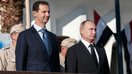 Россия президенти Владимир Путин ва Сурия президенти Башар ал-Асад Хмеймим ҳаво базасида «ғалаба»га бағишланган маросим чоғида, 2017 йил, 11 декабрь. (Россия мудофаа вазирлиги)