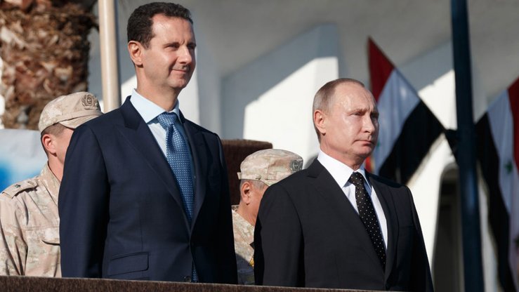 Rossiya prezidenti Vladimir Putin va Suriya prezidenti Bashar al-Asad Xmeymim havo bazasida “g‘alaba”ga bag‘ishlangan marosim chog‘ida, 2017-yil, 11-dekabr. (Rossiya mudofaa vazirligi)