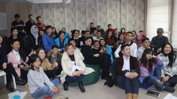 QIrg‘izistonning turli yerlaridan bo‘lgan yoshlar “Search for Common Ground” (SFCG) nodavlat tashkiloti tashkillashtirgan ma’ruzani tinglamoqda, 26-yanvar. Muloqot yoshlarni radikal g‘oyalardan qaytarishni maqsad qilgan. (Asker Sultanov)