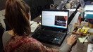 Олмаотадаги интернет фойдаланувчиси RSBP веб-сайтини текширмоқда, 31-январь (Ксения Бондаль)