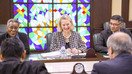 АҚШ давлат котибининг Жанубий ва Марказий Осиё бўйича ёрдамчиси Элис Уеллс (ўртада) ва Американинг Ўзбекистондаги элчиси Памела Л. Спратлен (чапда) 31 январ куни Тошкентда Ўзбекистон расмийлари билан мулоқоти чоғида. (АҚШ Давлат департаментининг Жанубий ва Марказий Осиё масалалари бўйича бюроси)