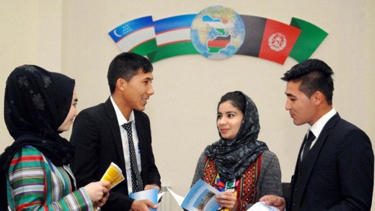 Afg‘on talabalari 21-yanvar kuni Termiz shahrida ochilgan yangi o‘quv markazida. (O‘zbekiston Milliy axborot agentligi)