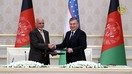 O‘zbekiston prezidenti Shavkat Mirziyoyev (o‘ngda) va Afg‘oniston prezidenti Ashraf G‘ani (chapda) 500 million AQSH dollaridan ortiq qiymatdagi bitimlar va savdo shartnomalarini imzolash marosimida. 5-dekabr, Toshkent. (Afg‘oniston prezidenti ma’muriyati)