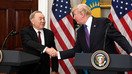 Қозоғистон ва АҚШ президентлари Нурсултон Назарбоев ва Дональд Трамп 16 январ куни Оқ Уйда ўтказилган матбуот анжуманида қўл сиқишмоқда. (Қозоғистон президенти матбуот хизмати)