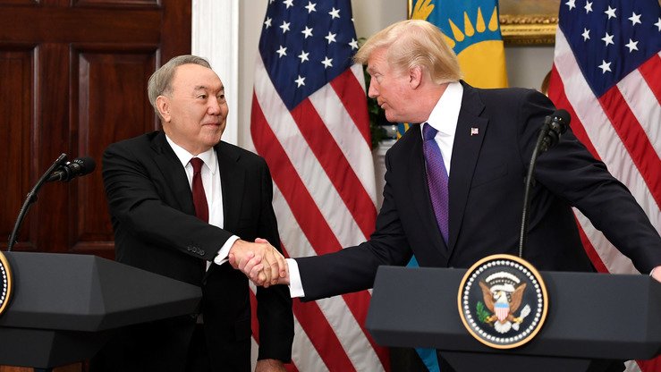 Qozog‘iston va AQSH prezidentlari Nursulton Nazarboyev va Donald Tramp 16-yanvar kuni Oq Uyda o‘tkazilgan matbuot anjumanida qo‘l siqishmoqda. (Qozog‘iston prezidenti matbuot xizmati)