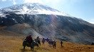 O‘tgan yil 7-oktabrda olingan bu suratda etnik ko‘chmanchi qirg‘izlar Afg‘onistonning Voxan koridori bo‘ylab qo‘toslarda sayr qilmoqdalar. Asrlar davomida ko‘chmanchi qirg‘izlar chorva mollari bilan Markaziy va Janubiy Osiyo bo‘ylab erkin harakatlanib, daryolar va qorli tog‘larni kesib o‘tishgan. Bugungi kunda ularning 1100 nafari Afg‘onistonning uzoq va tog‘li Vaxan koridoridagi “dunyo tomida” qolib ketgan. (Gohar Abbas/AFP)