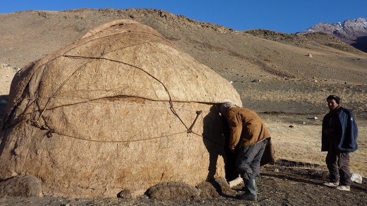 O‘tgan yil 10-oktabrda olingan bu suratda qirg‘iz bolasi milliy o‘tovga kirib ketayotgani aks etgan. Afg‘oniston, Voxan koridori. (Gohar Abbas/AFP)
