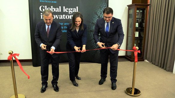 Amerika-O‘zbekiston savdo palatasi raisi hamda “White & Case” kompaniyasi hamkori Kerolin Lemm (o‘rtada), Senat raisining birinchi o‘rinbosari Sodiq Safoyev (chapda) va Adliya vaziri Ruslanbek Davletov (o‘ngda) 29-yanvar kuni Toshkentda “White & Case” kompaniyasi ofisining ochilishida. (O‘zbekiston Adliya vazirligi)