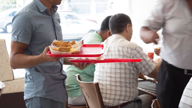 Toshkentdagi restoranda ofitsiant KFC usulida qovurilgan jo‘jani dasturxonga qo‘ymoqda, sentabr. Amerikaning KFC kompaniyasi yaqin orada Toshkentda ham o‘z restoranini ochish niyatida. (Facebook)