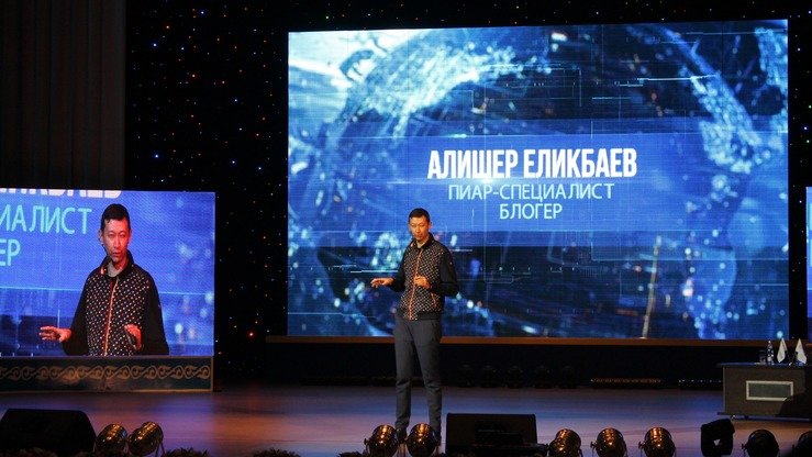 Jamoatchilik bilan aloqalar bo‘yicha mutaxassis va blogger Alisher Yelikbayev 12-fevral kuni “Taraz biznes uyushmasi” tomonidan tashkillashtirilgan “LEVEL UP” forumida biznes boshlash qanday qilib mamnunlik hissi va kattagina daromad keltirishi mumkinligi haqida so‘zlamoqda. (Aleksandr Bogatik)