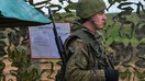 Rus askari Qrimdagi harbiy mashg‘ulotlar chog‘ida, 2017-yil, mart. 2014-yilda Rossiya Ukrainaning bir qismini egallab, o‘z hududiga qo‘shib oldi. (Igor Rudenko/Rossiya Mudofaa vazirligi)