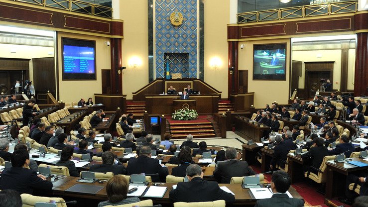Qozog‘iston parlamenti diniy radikalizm va ekstremizmning oldini olishga qaratilgan yangi qonunlarni qabul qilishni rejalashtirmoqda. Suratda: 2011-yilda Ostonada parlament majlisida ishtirok etayotgan deputatlar. (MUXTAR XOLDORBEKOV / AFP)
