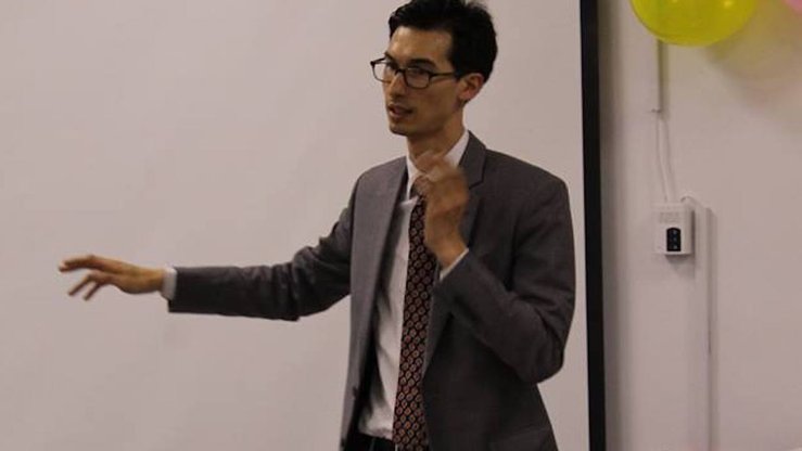 Ostonadagi AQSH elchixonasi matbuot kotibi Vren Elhay o‘tgan yil 20-may kuni Ostonadagi “Toastmasters” klubida AQSH davlat kuni nishonlanishida nutq so‘zlamoqda. (Facebook)