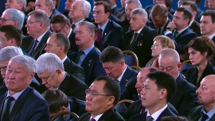 Putinning qovushmagan ikki soatlik nutqi davomida, tinglovchilar parishonxotir ko‘rindilar, ba’zilar esa hatto boshlarini chayqab o‘tirishdi. (Kreml)