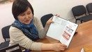 USAIDнинг Бишкекдаги сил касаллигига қарши кураш бўйича «Defeat TB» лойиҳаси мутахассиси Рохат Жолурова 21 февраль куни янги фтизиатрия дарслиги ҳақида сўзламоқда. «Бу дарсликнинг афзаллиги унинг иллюстрацияларидир», деди у Карвонсарой нашрига. (Аскер Султанов)