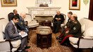 12-fevral kuni Afg‘oniston prezidenti Ashraf G‘ani (kamin yonida) Kobulda O‘zbekiston va Qozog‘iston armiyasi boshliqlarini qabul qildi. (Afg‘oniston prezidenti matbuot xizmati)
