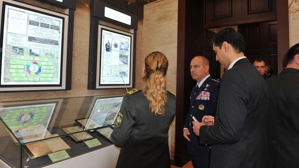 АҚШ ҳарбий ҳаво кучлари Марказий қўмондонлиги қўмондони, генерал-майор Жефри Л.Харижиан 22 февраль куни Тошкентдаги Ўзбекистон Қуролли кучлар академиясига ташрифи чоғида. (Тошкентдаги АҚШ элчихонаси)