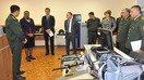 AQSHning O‘zbekistondagi elchisi Pamela Spratlen (chapdan ikkinchi) 23-fevral kuni O‘zbekiston Davlat bojxona qo‘mitasiga ko‘chma radiatsiya detektorlarini taqdim etdi. (AQSHning Toshkentdagi elchixonasi)