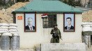 1-mart kuni olingan suratda Rossiya harbiy politsiyasi xodimi Damashq yaqinidagi al-Vafidiyn chegara punktida Suriya prezidenti Bashar al-Assad (o‘ngda) va Rossiya prezidenti Vladimir Putin (chapda) portretlari o‘rtasida qo‘riqchilik postida turgani aks etgan. (Louai Beshara/AFP)