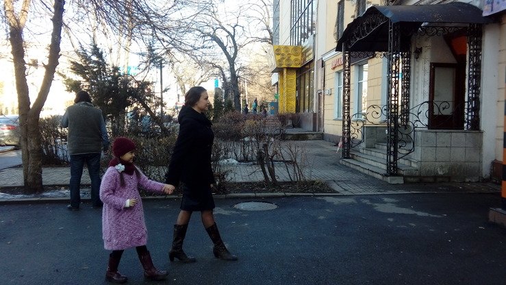 Она қизи билан ўйинчоқлар дўконини айланиб юрибди, Олмаота, 8 март. «БМТ-аёллар» ташкилотига кўра, Қирғизистон, Тожикистон ва Ўзбекистонда болаларни вояга етказиш ҳамда уй-рўзғор ишларидаги асосий оғирлик аёллар зиммасига тушади. (Ксения Бондаль)