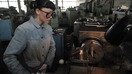 Жанубий Қозоғистон вилоятидаги цинк заводида меҳнат қилаётган ишчи аёл. «БМТ-аёллар» ташкилоти маълумотларига кўра, аёллар, эркак киши ишлаб топадиган ўртача маблағнинг учдан бир қисмини топадилар. (Владимир Третяков)