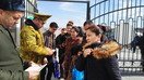 Спитамен туманидаги Сарбанд чегара пункти ўн йилга яқин вақт давомида ёпиқ бўлганидан сўнг қайта очилди. Фуқаролар Тожикистон томонида ҳужжатларни тўлдиришмоқда, 27 февраль. (Негматулло Мирсаидов)