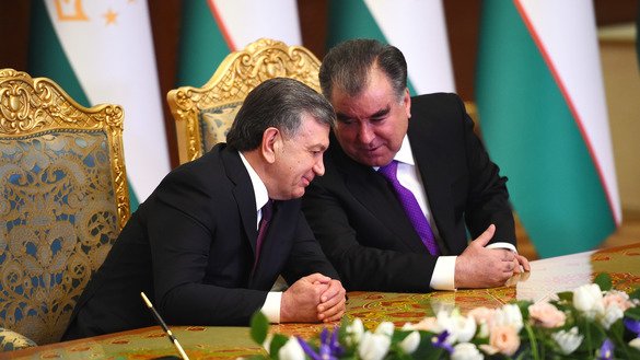 O‘zbekiston prezidenti Shavkat Mirziyoyev (chapda) va Tojikiston prezidenti Imomali Rahmon (o‘ngda) 9-10-mart kunlari Dushanbeda bo‘lib o‘tgan bir qator uchrashuvlar davomida. (Tojikiston prezidenti matbuot xizmati)