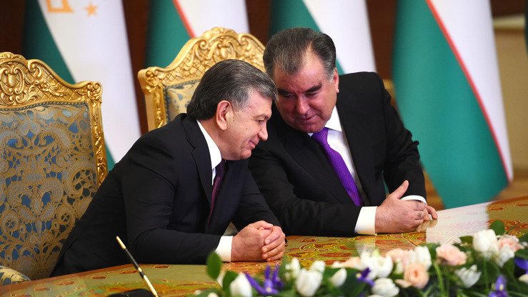Ўзбекистон Президенти Шавкат Мирзиёев (чапда) ва Тожикистон Президенти Имомали Раҳмон (ўнгда) 9-10 март кунлари Душанбеда бўлиб ўтган бир қатор учрашувлар давомида. (Тожикистон президенти матбуот хизмати)