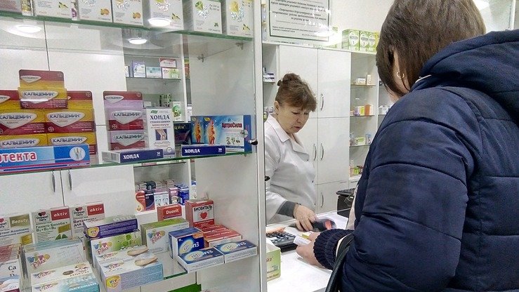 Qozog‘istonlik ayol Taraz shahrining 7-kichik tumanidagi dorixonaga tashrifi chog‘ida, 1-mart kuni olingan surat. Qozog‘iston hukumati joriy yilda mamlakat bo‘ylab 3,8 mln. bemorni bepul tibbiy dori-darmon bilan ta’minlamoqchi. (Aleksandr Bogatik)