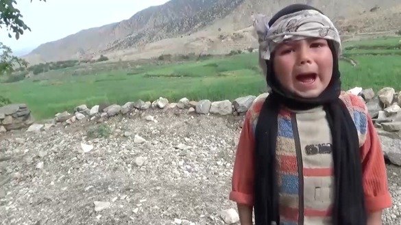 На скриншоте видео ДАИШ, опубликованном 4 марта, показан страдающий афганский ребенок. Группировка пытается обвинить коалицию в убийстве мирных жителей в афганском конфликте, однако ряд кровавых нападений «Исламского государства» на афганцев в последние месяцы заставляет предполагать иное. 