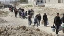 Шарқий Ғутадан кўчирилган суриялик фуқаролар 15 март куни Дамашқ яқинида режим назоратида бўлган коридордан ўтишмоқда. БМТнинг юқори мартабали расмийлари Россия ва Сурия ҳукуматини «апокалипсис»ни юзага келтиришда айблади. (Лоуаи Бешара/AFP)