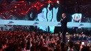 Тасвирда 15 март куни сайлов тадбирларида қатнашаётган Россия президенти Владимир Путин одамлар билан ҳазил-ҳузул қилиб тургани акс эттирилган. Путин гўё унинг ҳукумати қўллаб-қувватлаган Сурия режими бегуноҳ инсонларга зарар етказаётганидан бехабардек. Ўтган бир неча ҳафта ичида, Шарқий Ғутада 1300 дан ортиқ фуқаро қурбон бўлди, уларнинг кўпчилиги заҳарли газ ҳужумлари сабаб ҳаётдан кўз юмган. (Кремль)