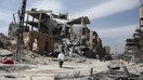Суриянинг Шарқий Ғута ҳудудидаги Ҳамурия шаҳридан одамлар ўз юкларини олиб ўтмоқдалар, 2018 йил, 15 март. 18 февраль куни Россия қўллаб-қувватлаган Сурия ва иттифоқчилар кучлари Шарқий Ғутада ҳаво ҳужумини кучайтирдилар, ўтган ҳафтада эса Дамашқ яқинидаги сўнгги мухолифат қўрғонини қайта қўлга олиш мақсадида ердан ҳам ҳужум бошланган. (Абдулмонам Эасса/АФП)