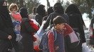 Шарқий Ғутанинг ал-Қадам туманидан аёллар ва болалар Идлиб ҳудудига кўчирилмоқда. (Муҳаммад ал-Беик фотосурати)