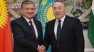 Қозоғистон президенти Нурсултон Назарбоев (ўнгда) ва Ўзбекистон президенти Шавкат Мирзиёев (чапда) 15 март куни Остонада Марказий Осиё раҳбарлари анжумани олдидан дўстона қўл сиқишмоқда. (Қозоғистон президентининг матбуот хизмати)