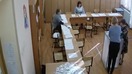 Кадр из видеозаписи с избирательного пункта в Москве 18 марта: две сотрудницы избиркома вбрасывают в урну для голосования предположительно фальшивые бюллетени.