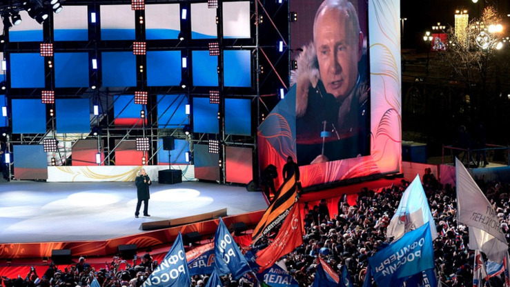 Jiddiy tanqidga uchragan saylovlardagi g‘alabasidan so‘ng, Rossiya prezidenti Vladimir Putin xalq oldida nutq so‘zlamoqda, Moskva, 18-mart, yakshanba. Xalqaro liderlar, saylov kuzatuvchilari va Rossiya muxolifat partiyalari saylov chog‘ida jiddiy qonunbuzarliklarga yo‘l qo‘yilganligini qayd etmoqdalar. (Kreml)
