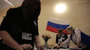 Mahalliy saylov komissiyasi a’zolari Qrimda o‘tgan Rossiya prezidenti saylovlarida byulletenlarni hisoblamoqdalar, Simferopol, 18-mart. (STR/AFP)