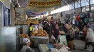 Қозоғистонликлар Таразнинг Ауыл Береке бозорида, 6 март. Қозоғистон ҳукумати ишсизлик даражасини камайтириш ва ўз-ўзини иш билан таъминлаган фуқароларни (уларнинг аксарияти мажбурий меҳнатдан ҳимояланиш мақсадида расмий шартномаларсиз ишлайди) ҳимоя қилиш бўйича чоралар кўрмоқда. (Айдар Ашимов)