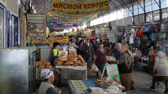 Қозоғистонликлар Таразнинг Ауыл Береке бозорида, 6 март. Қозоғистон ҳукумати ишсизлик даражасини камайтириш ва ўз-ўзини иш билан таъминлаган фуқароларни (уларнинг аксарияти мажбурий меҳнатдан ҳимояланиш мақсадида расмий шартномаларсиз ишлайди) ҳимоя қилиш бўйича чоралар кўрмоқда. (Айдар Ашимов)