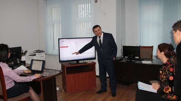Farg‘ona tumanlararo fuqarolar sudi sudyasi Elyorjon Ismoilov shu yilning yanvar oyida BMTning doimiy muvofiqlashtiruvchisi va BMT Taraqqiyot dasturining O‘zbekistondagi doimiy vakili Helena Freyzerga (suratda o‘ngda) E-SUD dasturini namoyish qilmoqda. (UNDP)