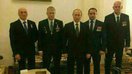 Rossiya prezidenti Vladimir Putin (markazda) Wagner xususiy harbiy kompaniyasining Dmitriy Utkin (o‘ngdan oxirgisi) va boshqa qo‘mondonlari bilan suratga tushmoqda. Ushbu fotosurat 2016-yil dekabr oyida olingan deb taxmin qilinadi. (Fayl)