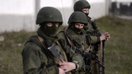 Notanish shaxslar Ukraina harbiy bazasi oldida soqchilik qilmoqda, Perevalnoye, Qrim, 2014-yil, 16-mart. “Wagner Group” Ukrainada paydo bo‘lgan, guruhning yollanma askarlari Rossiya prezidenti Vladimir Putin buyrug‘i asosida ishlashadi. (Dimitar Dilkoff/AFP)