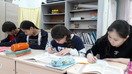 Bishkekdagi 20-sonli davlat maktabi o‘quvchilari insho yozmoqdalar, mart. Ular Qirg‘izistondagi AQSH savodxonlik loyihasi bitiruvchilaridir. (Asker Sultanov)