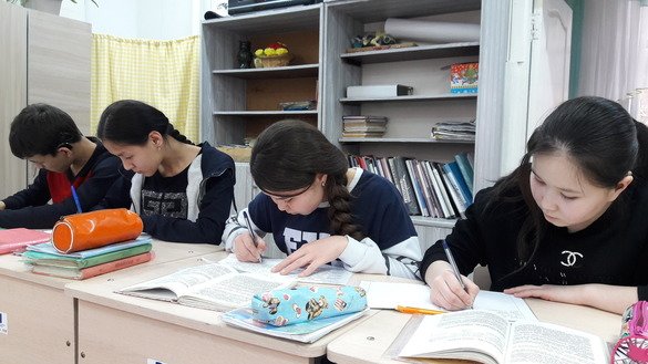 Bishkekdagi 20-sonli davlat maktabi o‘quvchilari insho yozmoqdalar, mart. Ular Qirg‘izistondagi AQSH savodxonlik loyihasi bitiruvchilaridir. (Asker Sultanov)