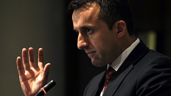 Афғонистон разведкасининг собиқ раҳбари Амруллоҳ Солиҳ 2009 йил 16 ноябр куни Кобулдаги матбуот анжуманида нутқ сўзламоқда. (Shah Marai/AFP)